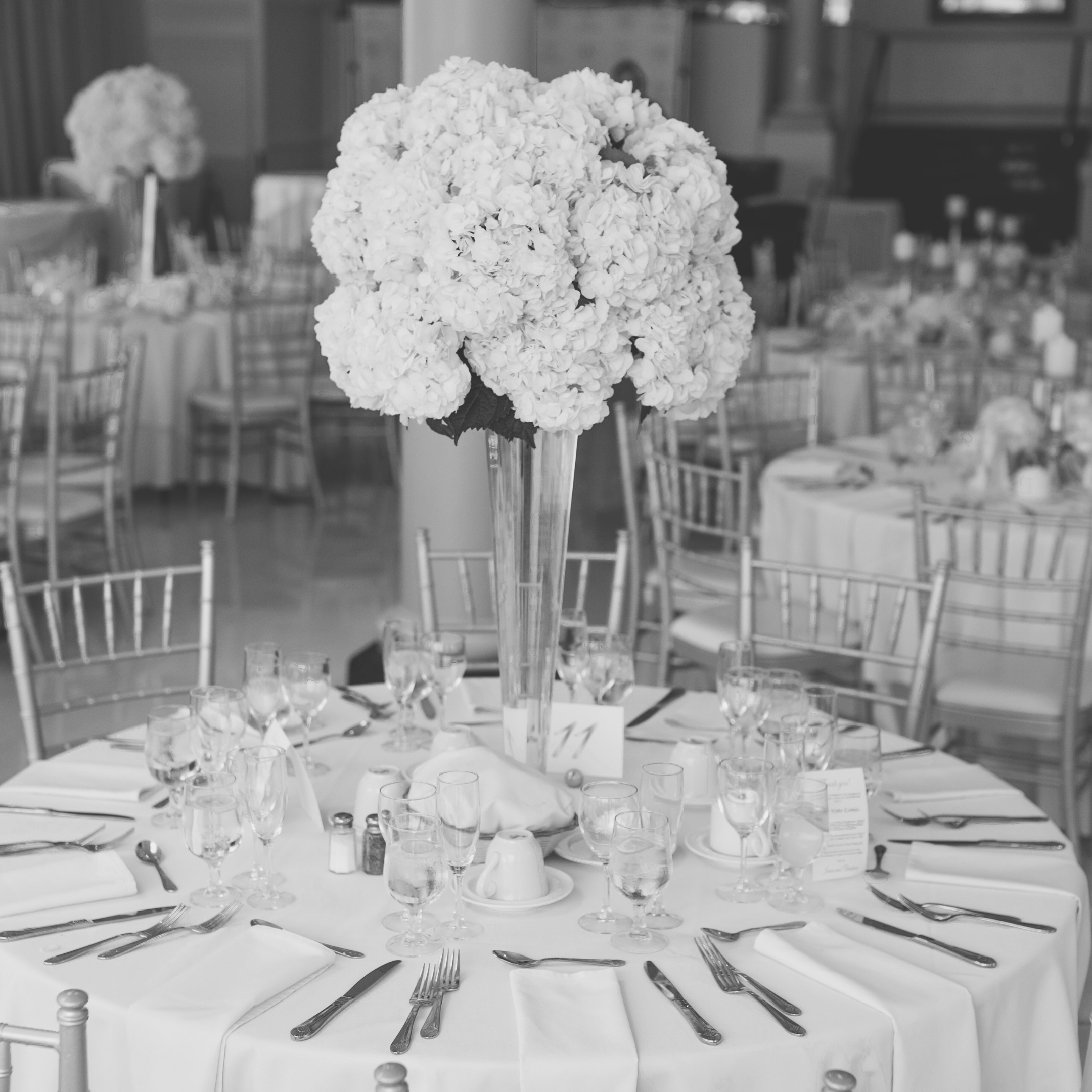 floral table centrepiece in a circular table. floral table centrepiece