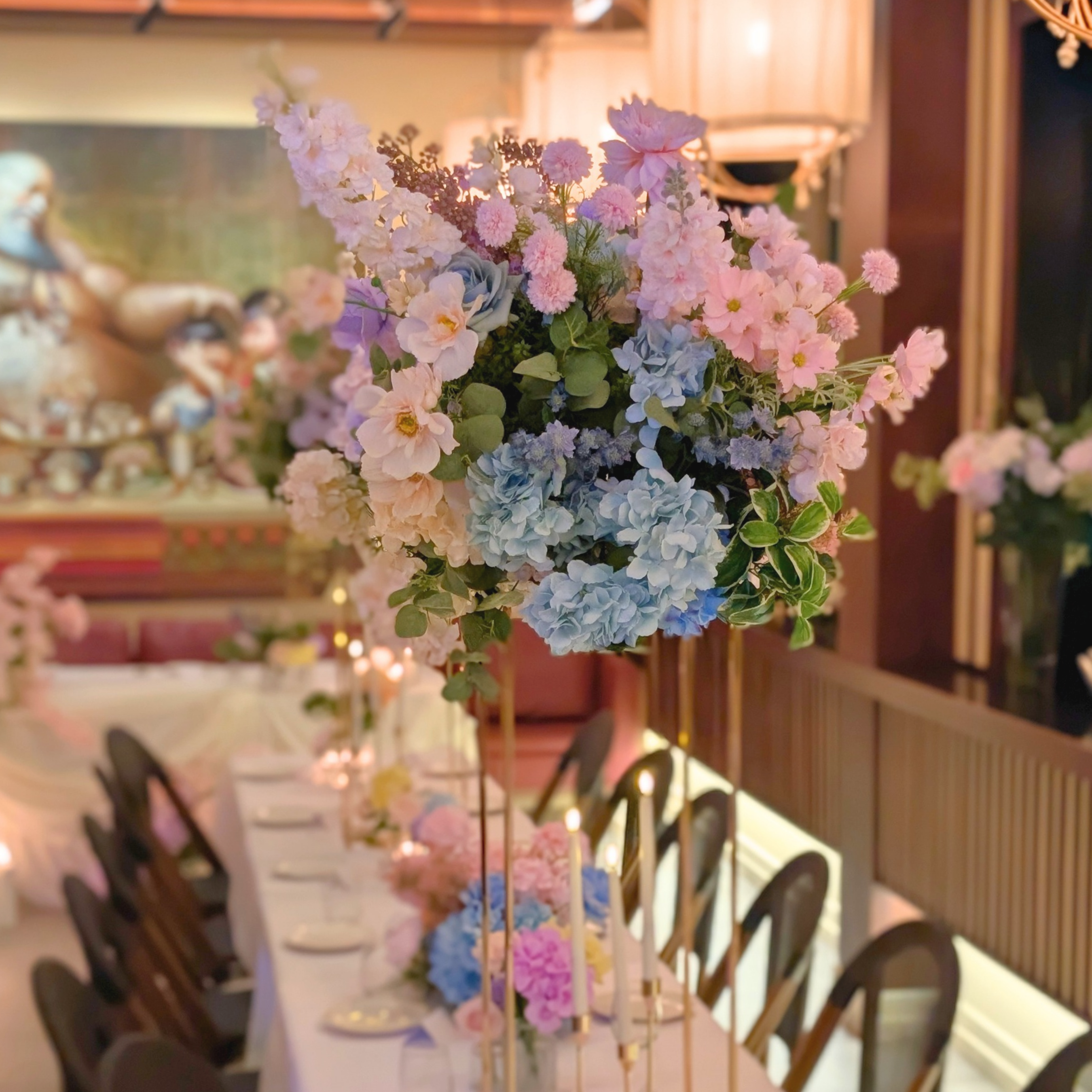 Bespoke wedding styling by Lush & Lavish Events for Linh and Dineel’s Brisbane CBD wedding reception featuring floral installations, table styling and modern romantic décor
